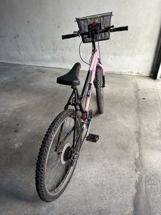 Bicicleta com marcha e cesta