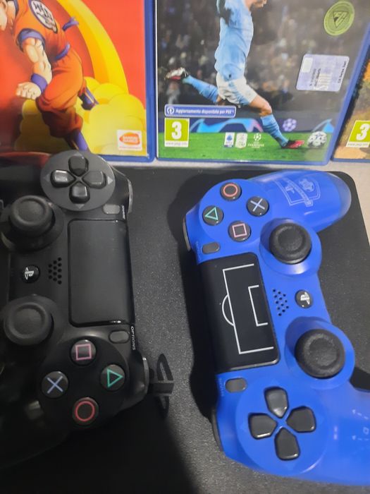 Ps4 com jogos e 2 comandos.