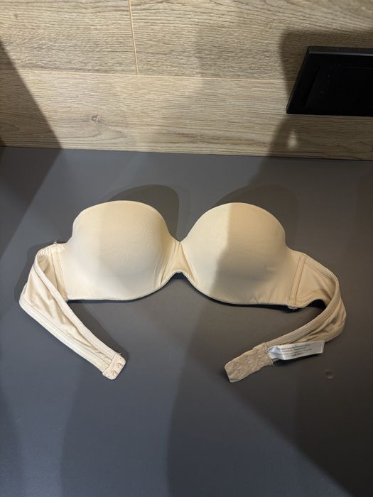 Бюстгалтер ноыий без лямок 75А бежевий