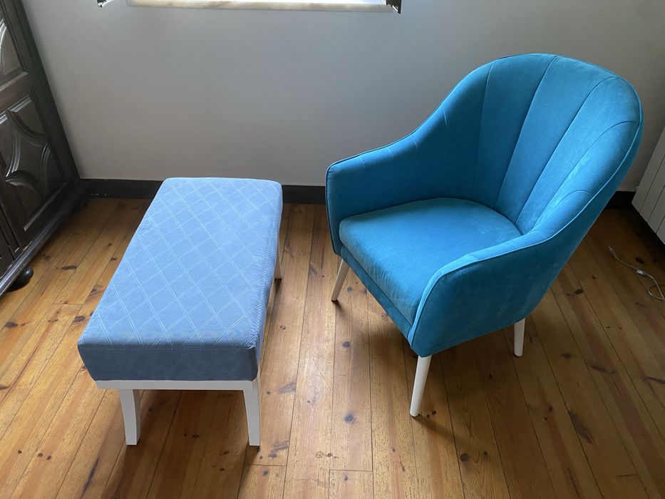 Banco estofado azul para pé da cama – 80 × 40 × 44 cm