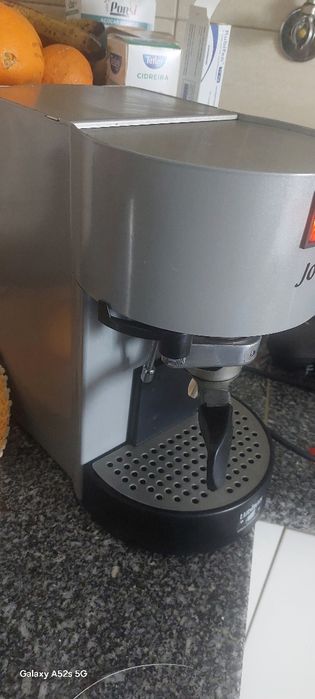 Máquina de café em bom estado a trabalhar bem De pastilha