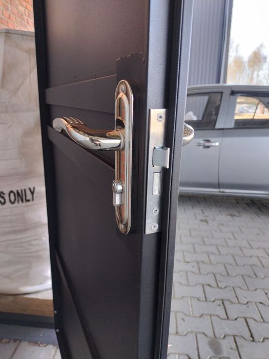 Вхідні двері вуличні технічні металеві