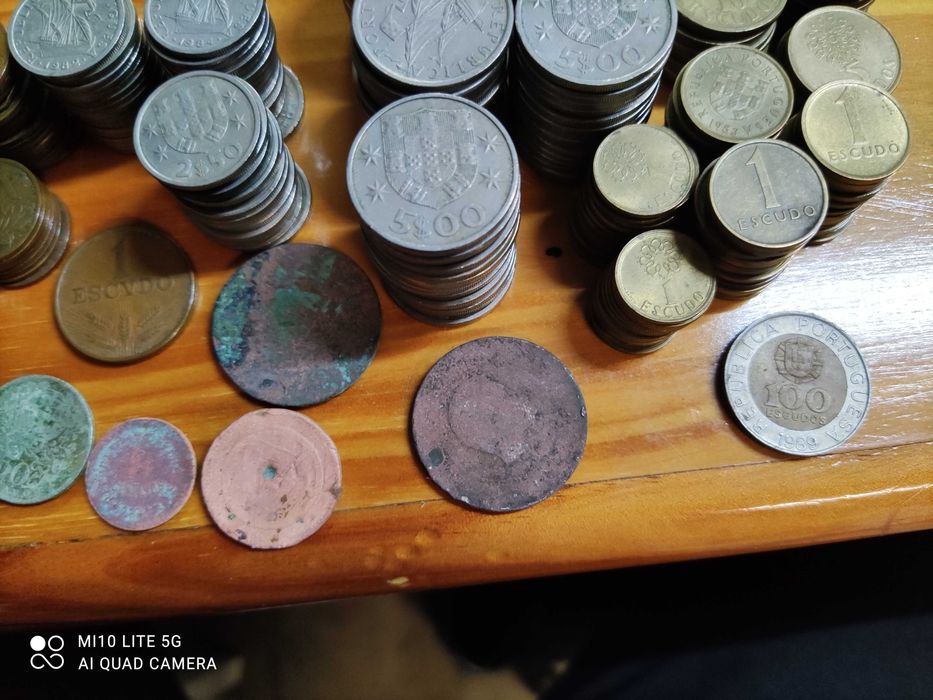 Conjunto de moedas entre centavos e escudos