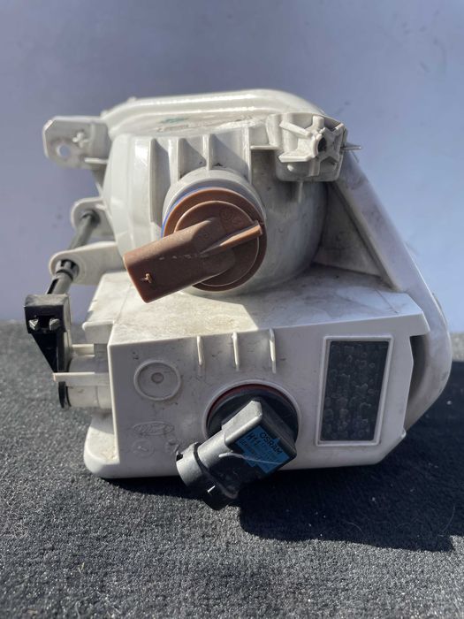FORD KUGA halogen prawy