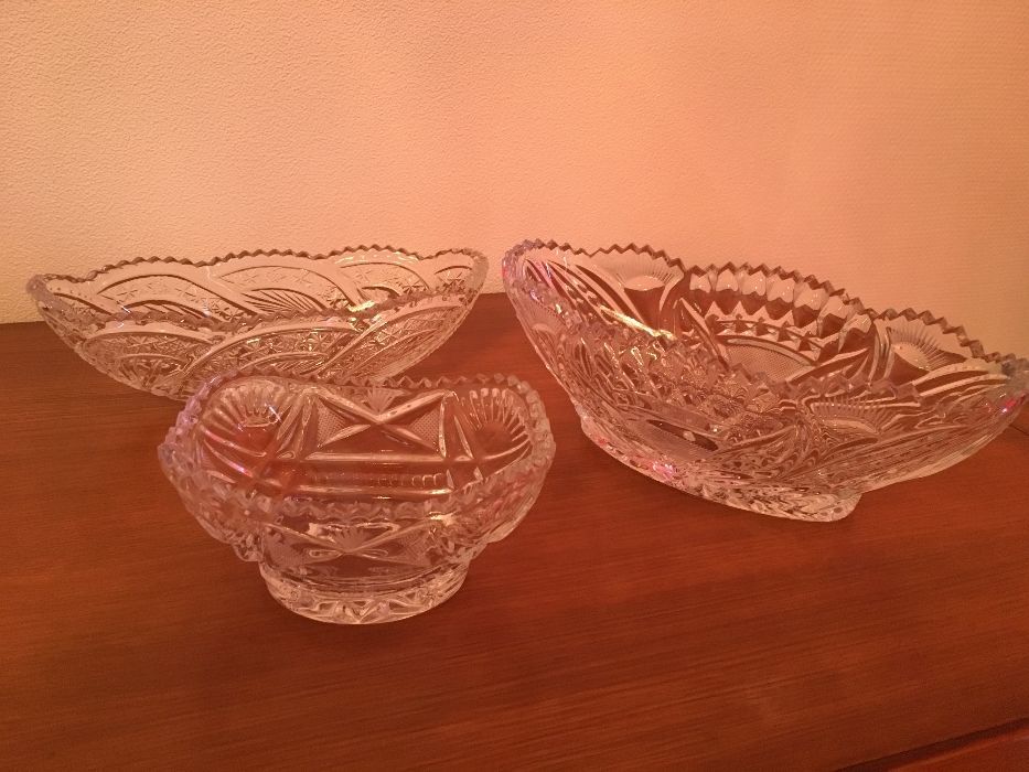 Хрустальные вазы и салатницы