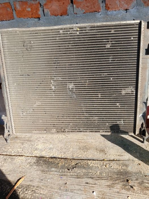 Продам радіатор охолодження нісан прімастар  100
