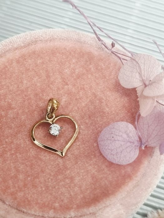 Złota zawieszka w kształcie serca z cyrkonią