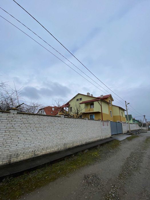 Продаж напівособняка в приміській зоні , можливий продаж по програмах!