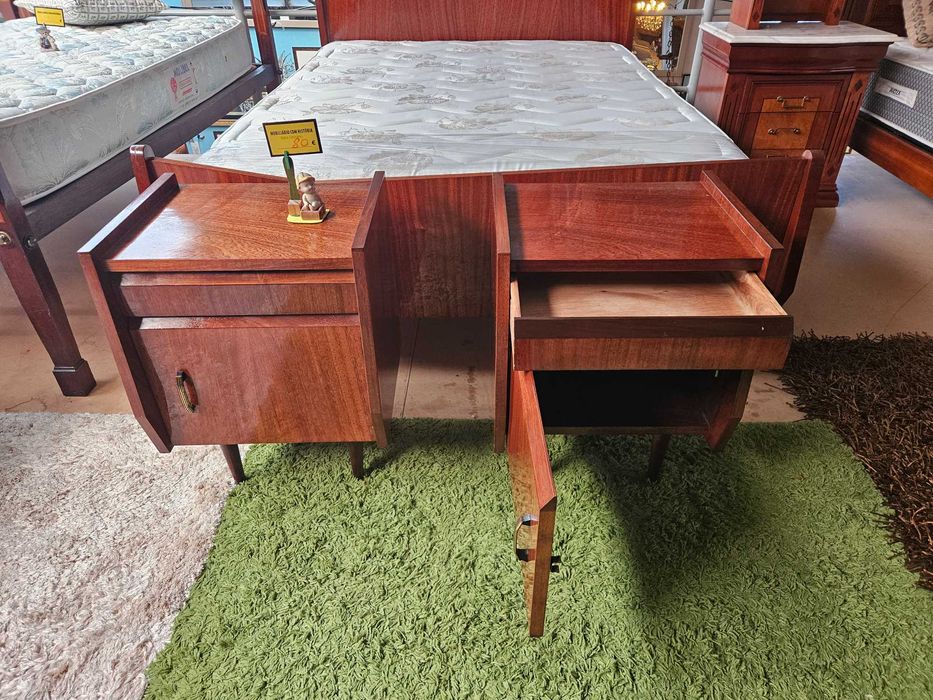 Mesas de cabeceira em madeira maciça - Valor unitário - óptimo