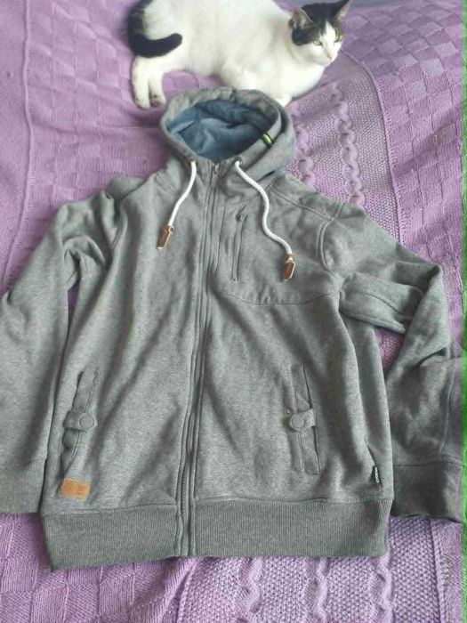 Szara bluza marki Cropp