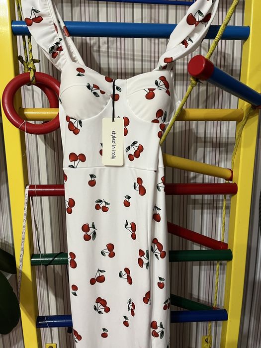 Плаття з вишеньками