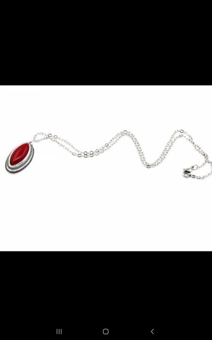 Conjunto colar e brincos prateado com pedra vermelha raiada
