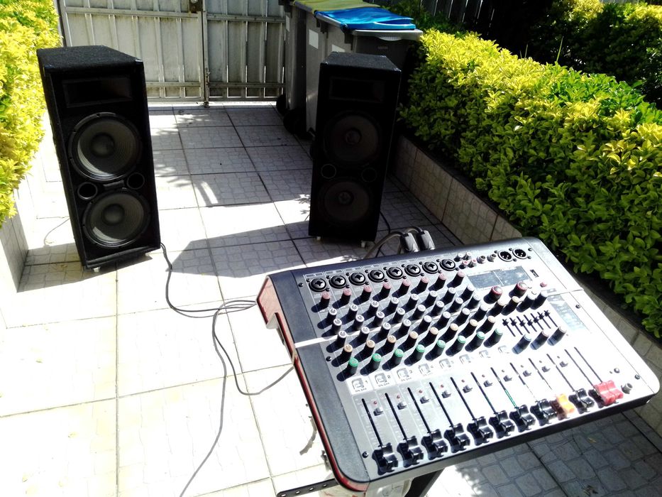 PA amplificado completo com 2 topos 2x12" + mesa amplificada.