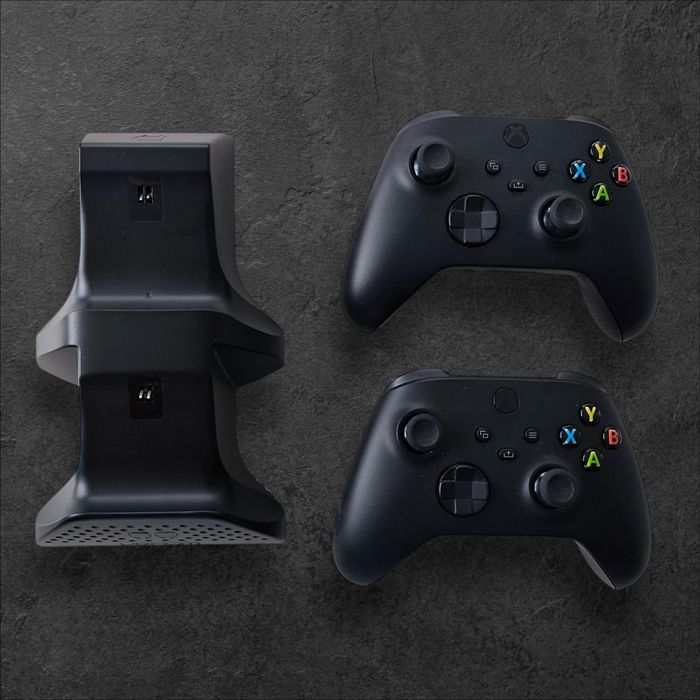 Zestaw Xbox One S + 3 pady + 2 gry + stacja ładująca