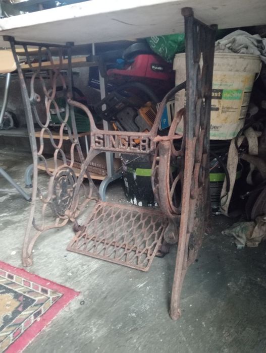Mesa com patas de máquina de costura