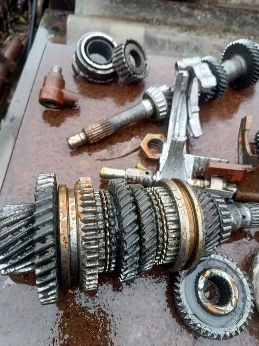 корбка мазда 323,.