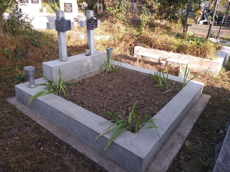 Прибирання могилок та догляд в Чернівцях.