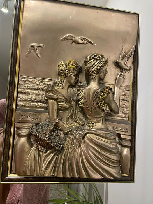 Quadro com espelho e figuras em relevo