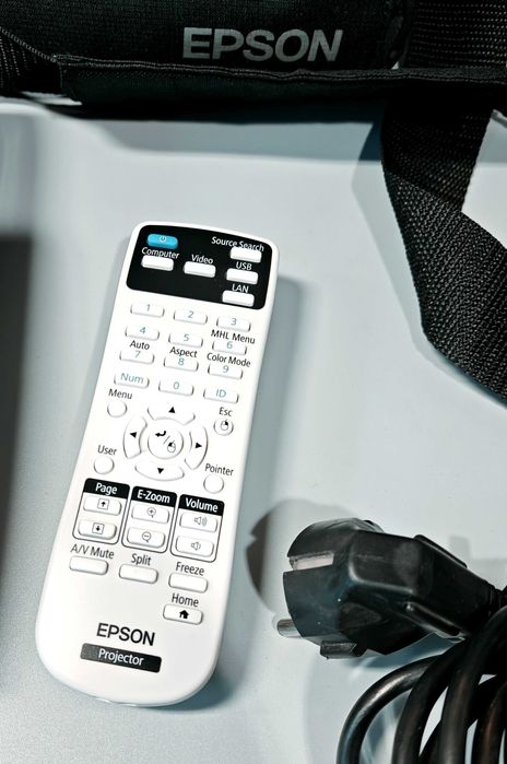 Projektor multimedialny Epson SLIM 3LCD WiFi HDMI EB-1776W Pilot Mocny