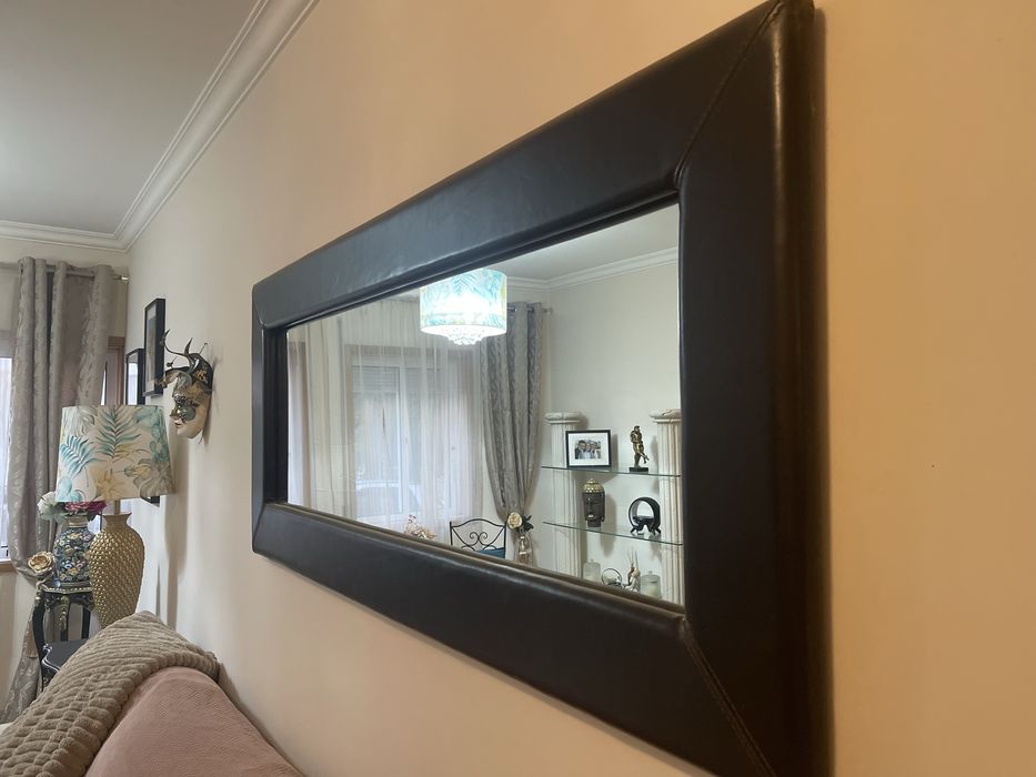 Espelho de parede em pele