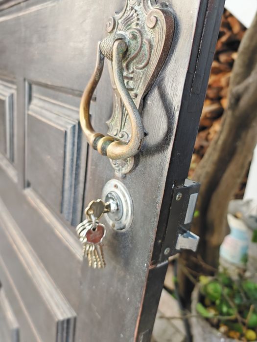 Porta de Madeira Maciça com Detalhes Clássicos