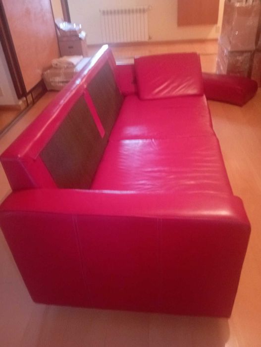Sofá vermelho em pele