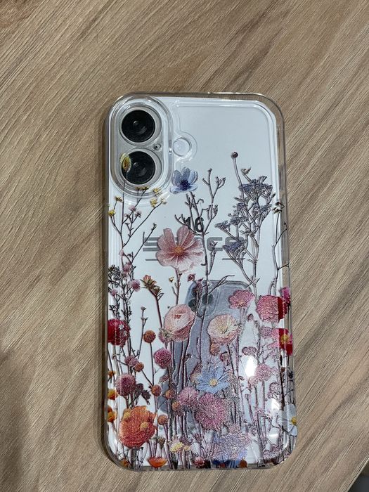 Чехлы на iPhone 16