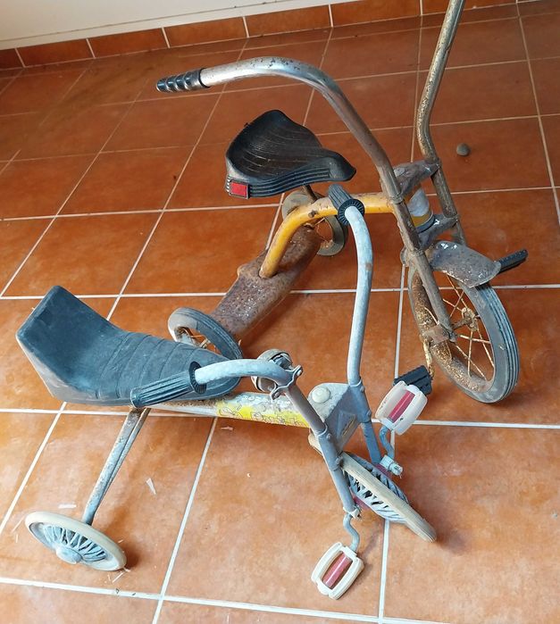 dois triciclos de criança, anos 70 e 80, para restauro