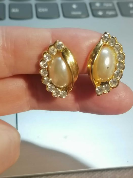Серьги клипсы с жемчужиной и стразами.