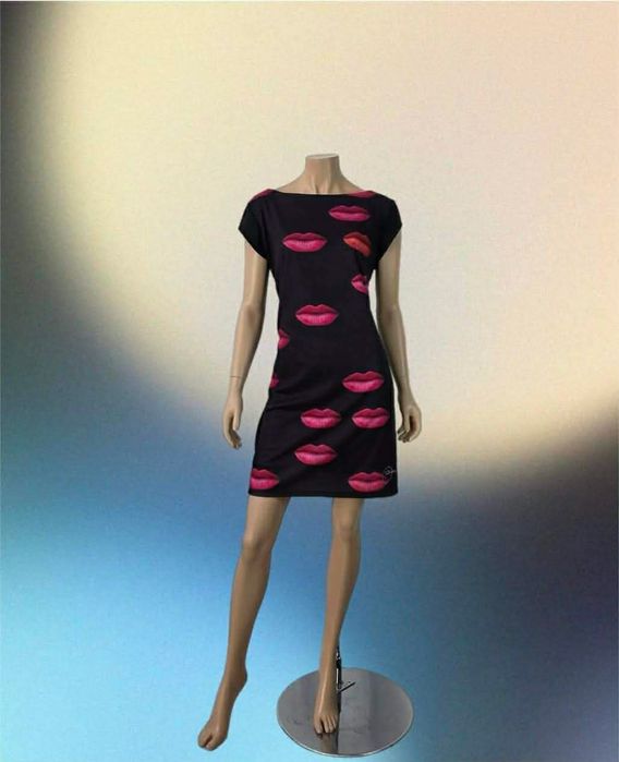 Desigual sukienka w usta damska M/XL
Rozmiar M/XL 
Kolor:czarna w usta
Stan:idealny 
Podszewka
Zamek
Materiał elastyczny 
Brak metki ze składem 

Dług