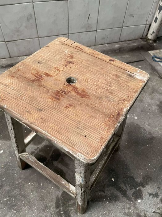 Conjunto de cadeiras e banco vintage de madeira