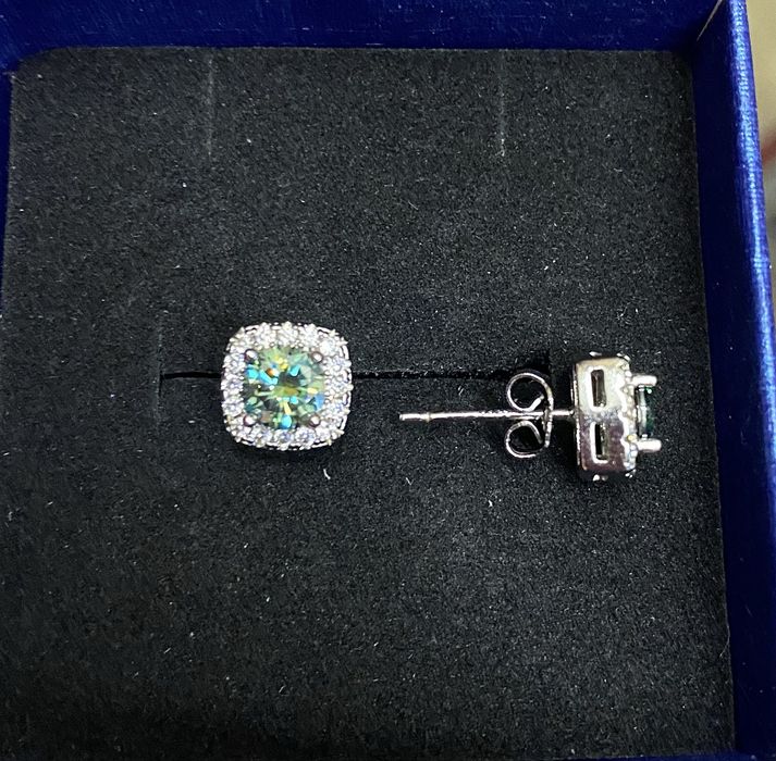 Срібні сережки з діамантами муасанітами колір синьо -зелений муассанит