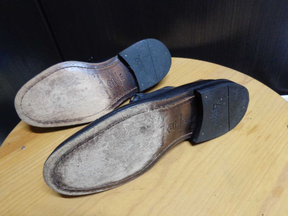 Sapatos de pele pretos