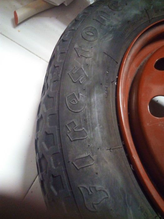 Jante de 14 polegadas Firestone, em bom estado e perfeitamente direita.