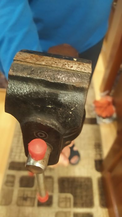 Слесарные тиски с поворотным механизмом