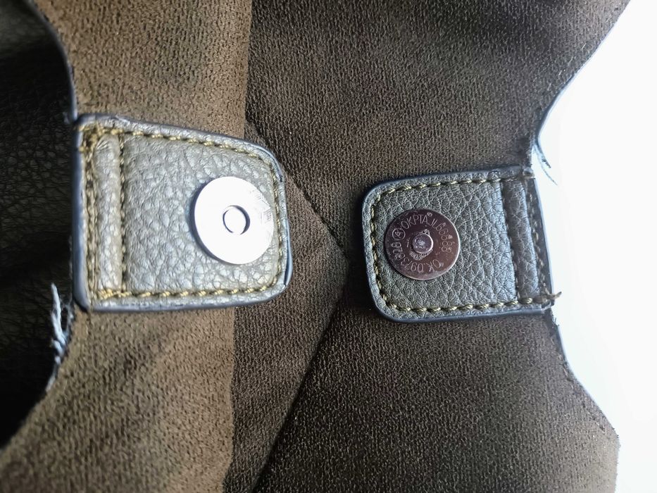 Bolsa de pele castanha com fecho, com 2 bolsas externas, usada.
