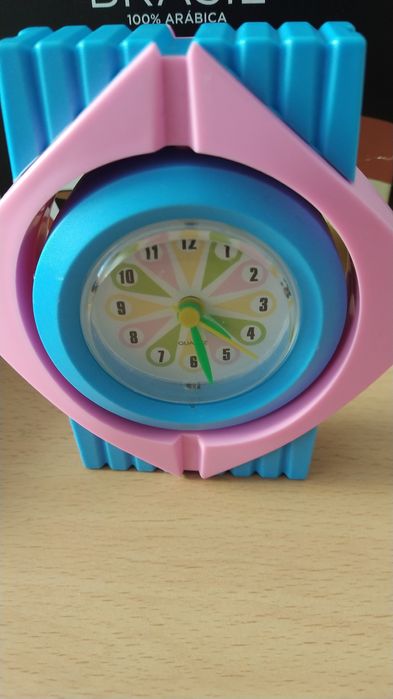 Relógio de mesa rosa e azul