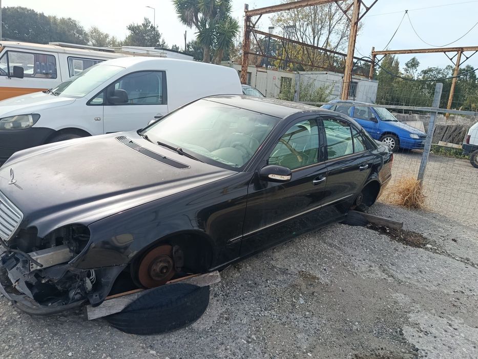 Mercedes-Benz E 240 W211 2.6 V6 a gasolina, de 2002/2008, vendido completo para reparação ou para peças.
