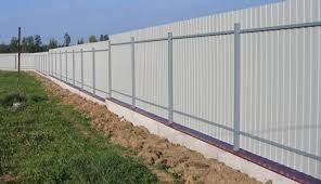 Заборы из металлопрофиля