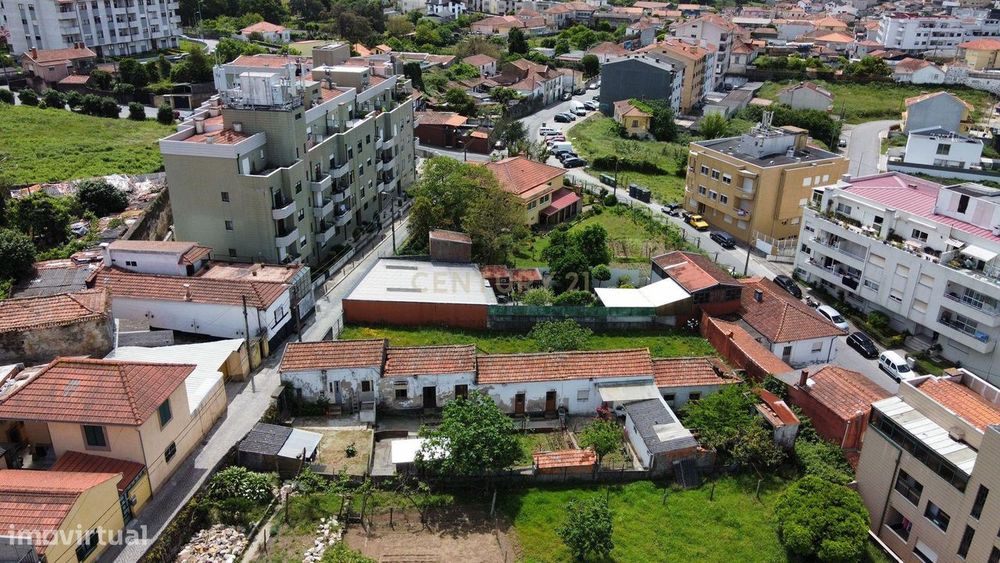 Conjunto de 5 Moradias para Reabilitar com Garagem e Jardim em Localiz