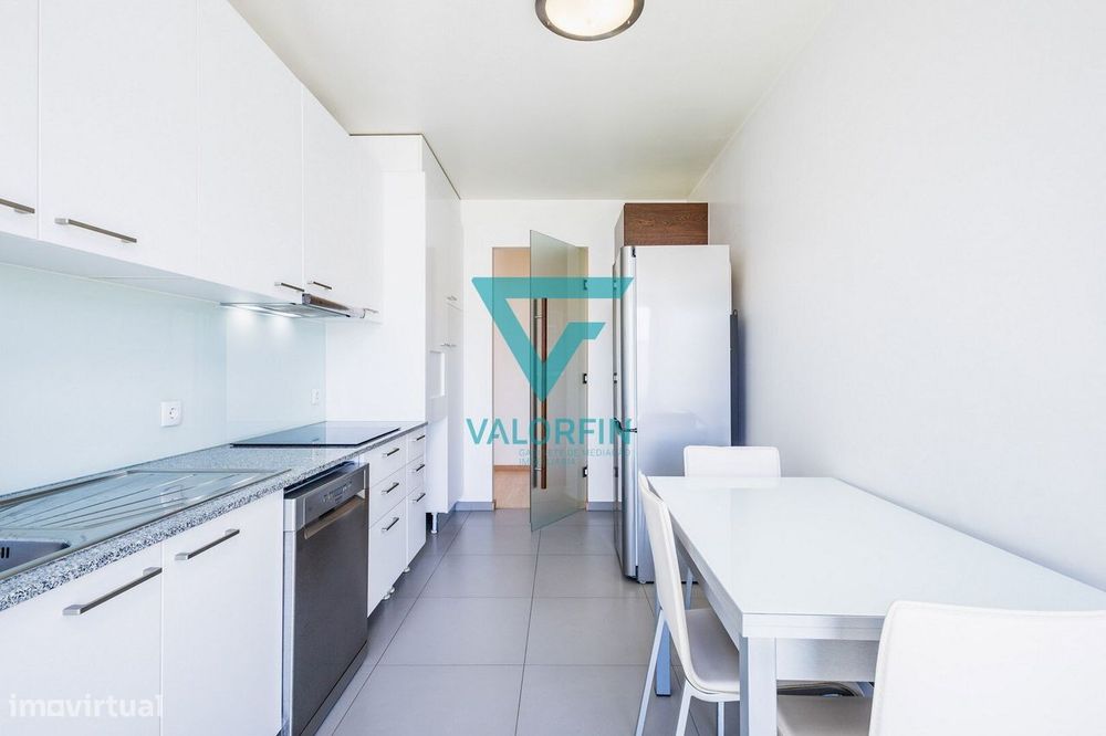 Apartamento T2 c/ Terraço de 95m2 + Garagem / Marinha Grande