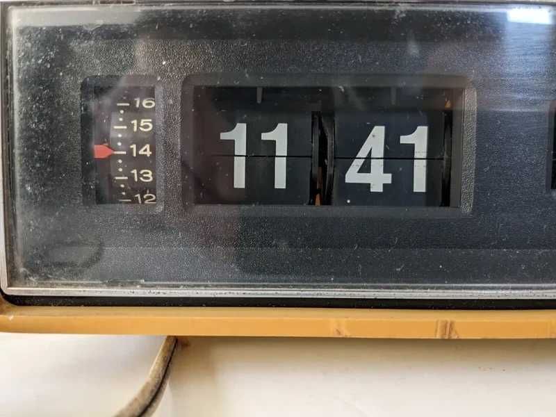 Vintage 70s Auritone Am/Fm Retro Space Age Flip Clock Hong Kong Radio