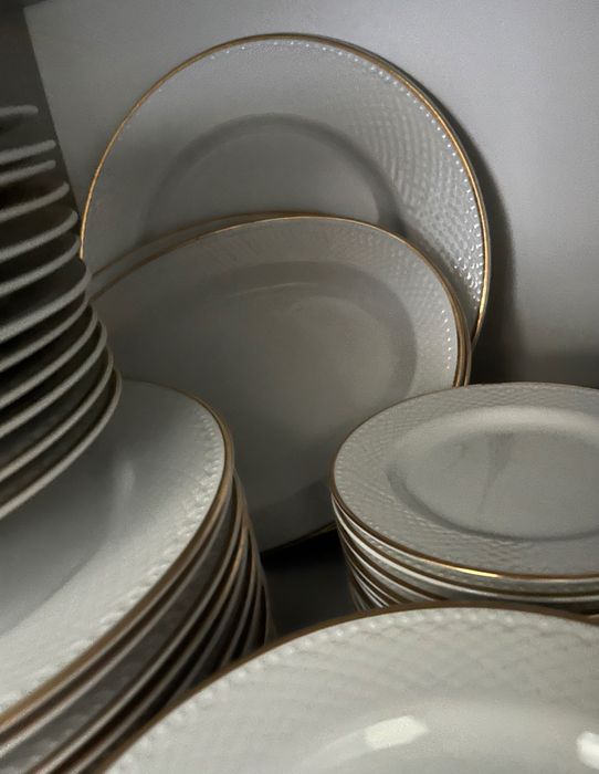 Serviço de louça en porcelana branca com fio dourado em muito bom estado