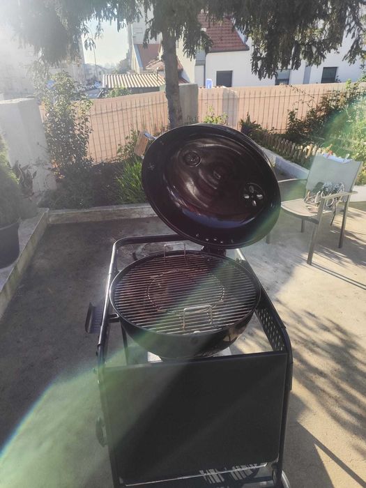 Barbecue a carvão com rodas e mesa lateral -127x69x103 cm Naterial