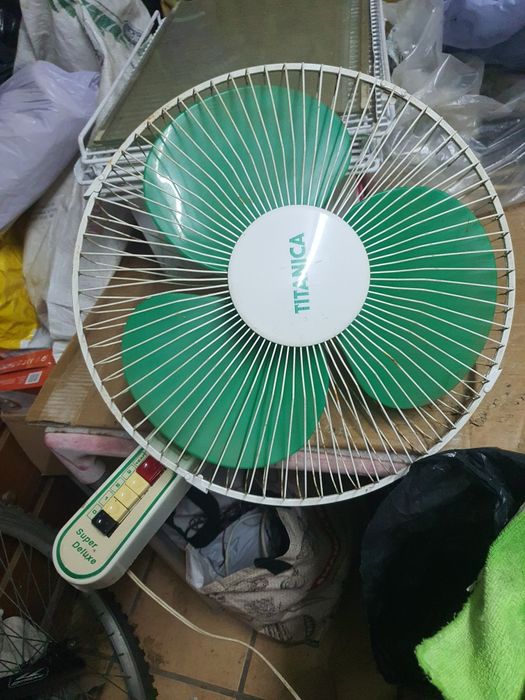 Diversos ventiladores usados
