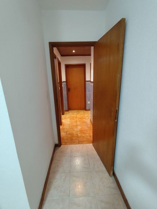 Entrada imediata Quarto T3. 1 Min do metrô Vila D'este 
1 minuto do metro vila d'este.