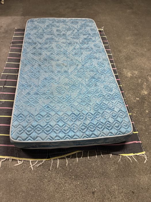 2 camas solteiro + 1 colchão