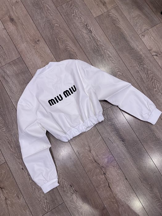 Жіноча весняна біла шкіряна куртка бомбер на кнопках Miu Miu