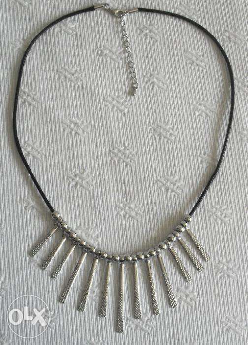 Colar em prateado e preto, novo