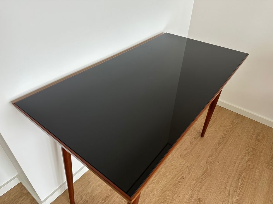 Mesa com tampo em vidro preto